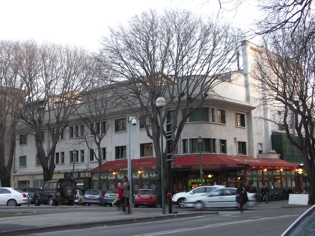 Vue d'ensemble façade latérale nord sur la place Gabriel Péri (2004)