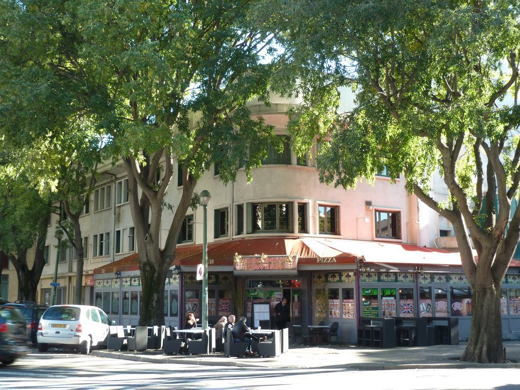 Vue d'ensemble façade latérale nord sur la place Gabriel Péri