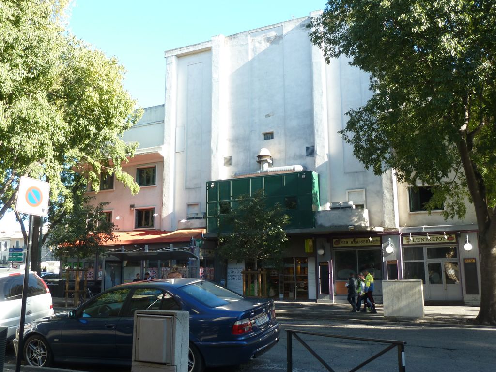 Façade ouest. Panneau central écrêté, boite en aluminium laqué vert ajoutée en 2002