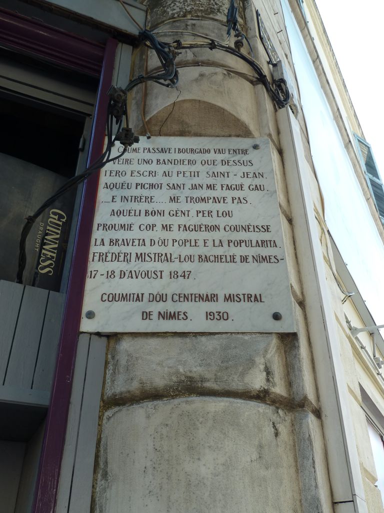 Façade ouest, angle sud. Plaque commémorative centenaire de Mistral 1930