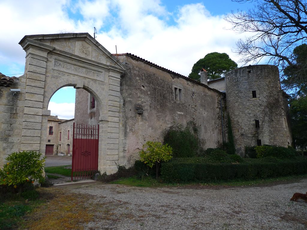 Vue extérieure enceinte sud (tour est et portail des casernes)