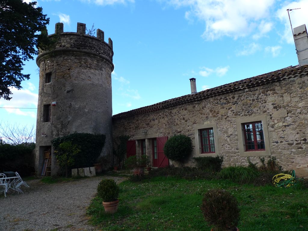 Vue rapprochée tour crénelée