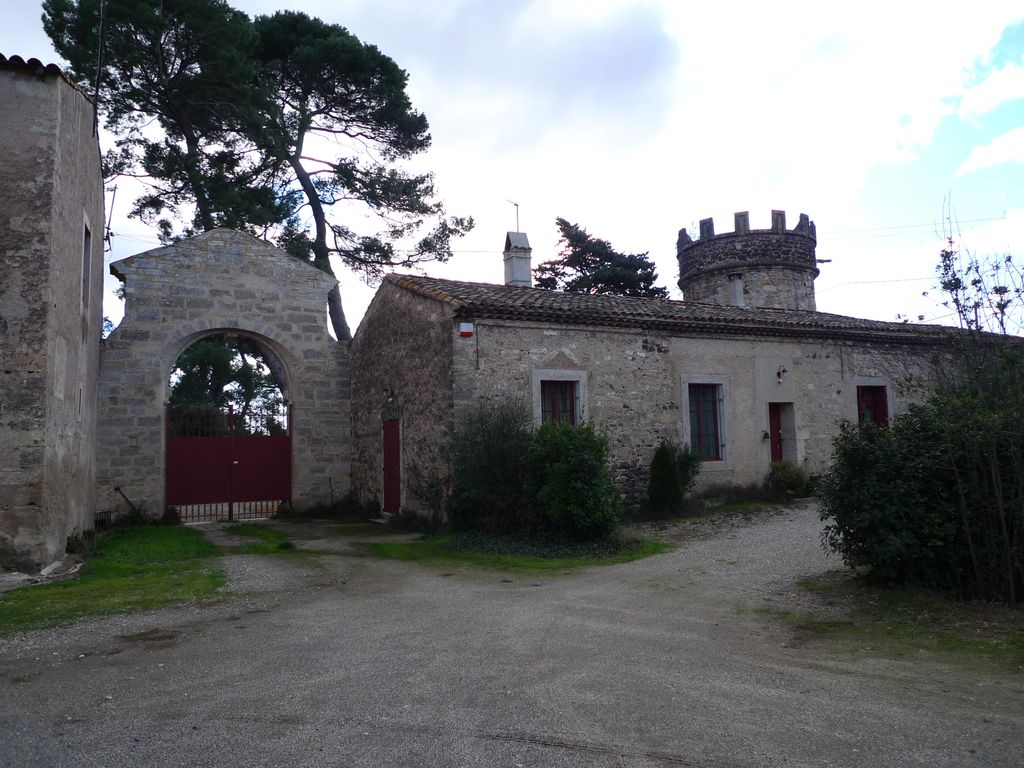 Vue intérieure enceinte sud (tour crénelée et portail des casernes)