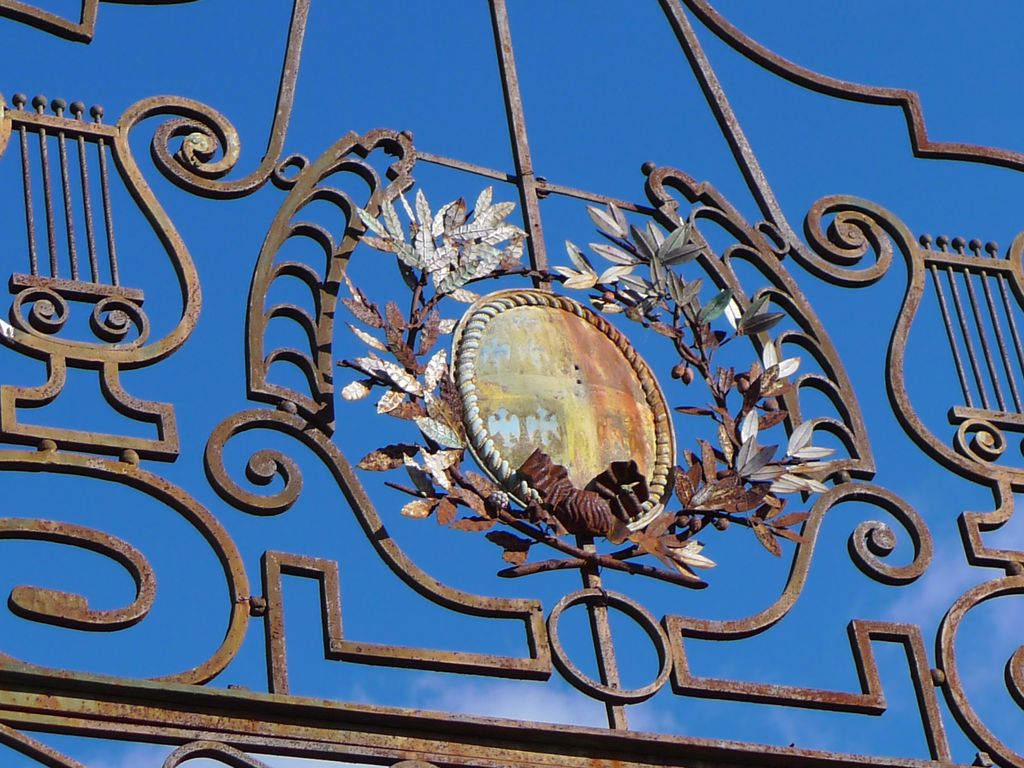 Détail de la grille du portail d'honneur