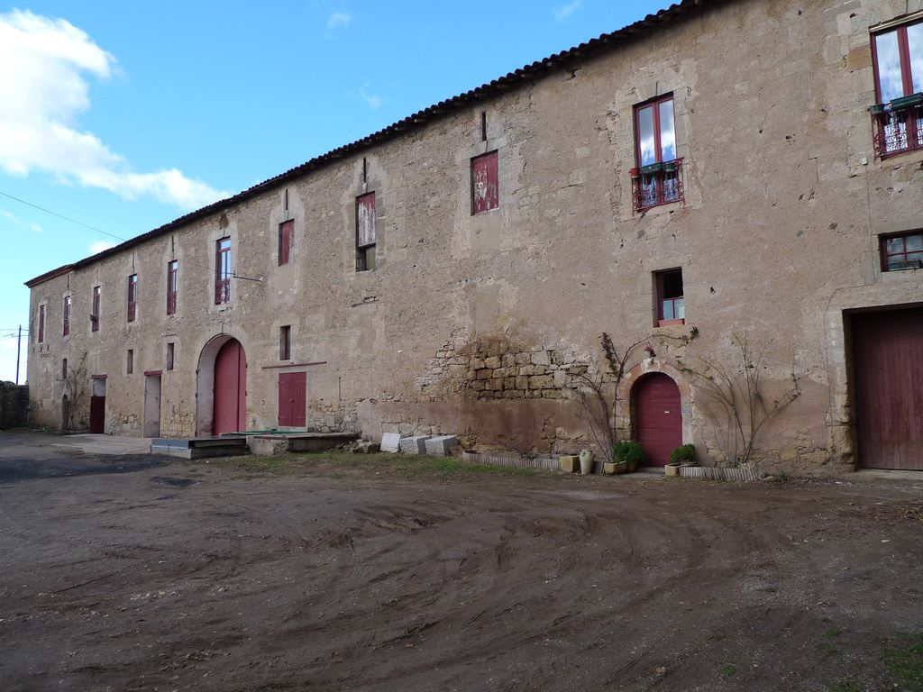 Aile nord des communs côté cour