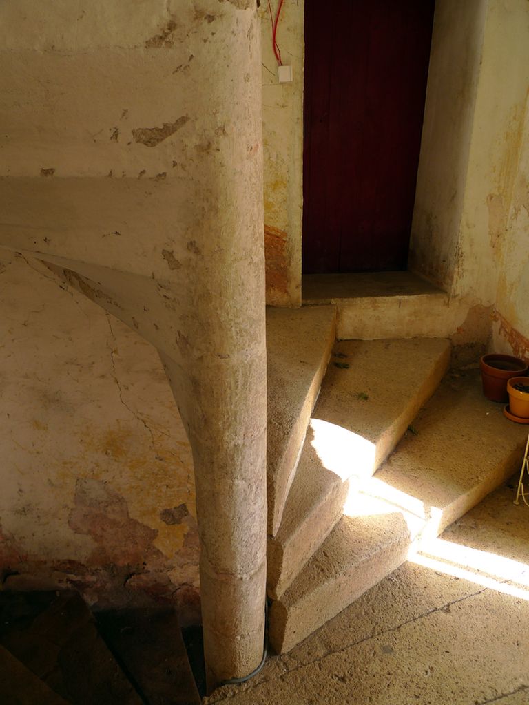 Escalier en vis des communs