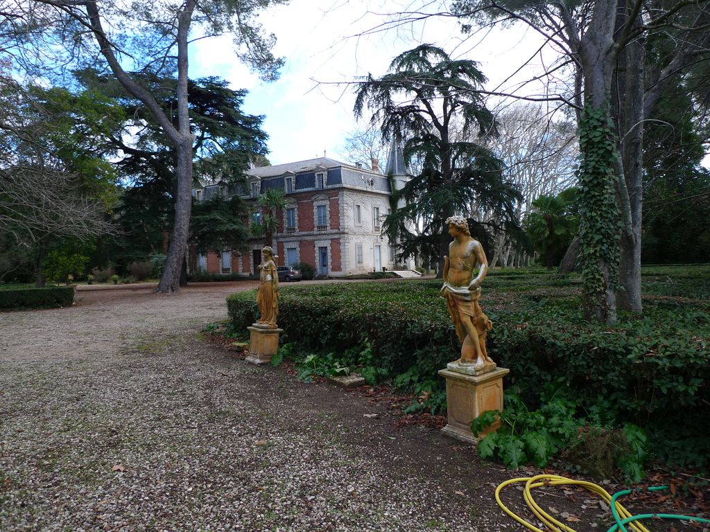 Allée donnant sur la façade nord du château