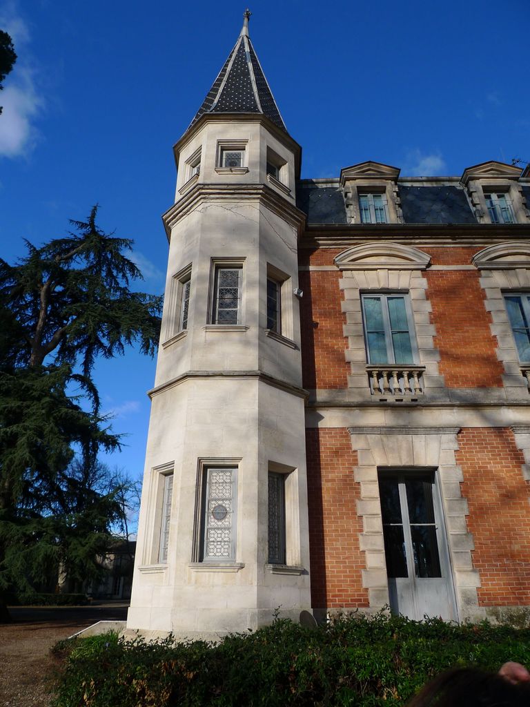 Façade sud du château. Tourelle ouest