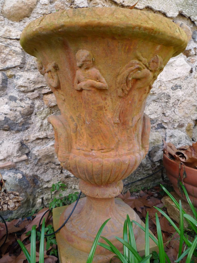 Parc. Vase sculpté