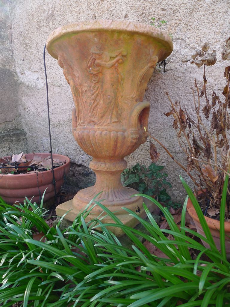 Parc. Vase sculpté