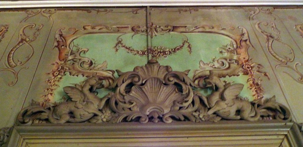 Détail sculpture dessus de porte (salon du 1er étage)