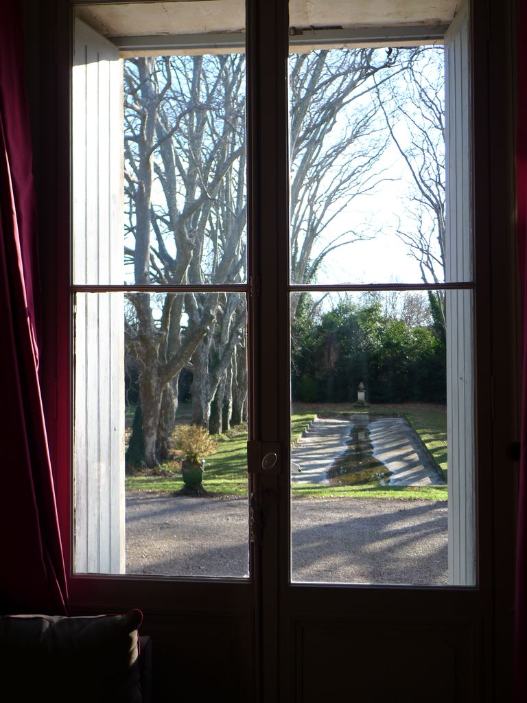 Vue sur le bassin depuis la fenêtre du rez-de-chaussée