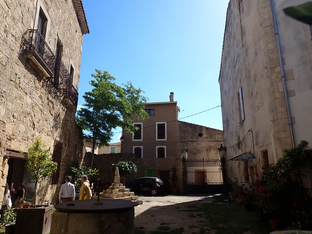 La cour, vue sur la maison des évêques à gauche