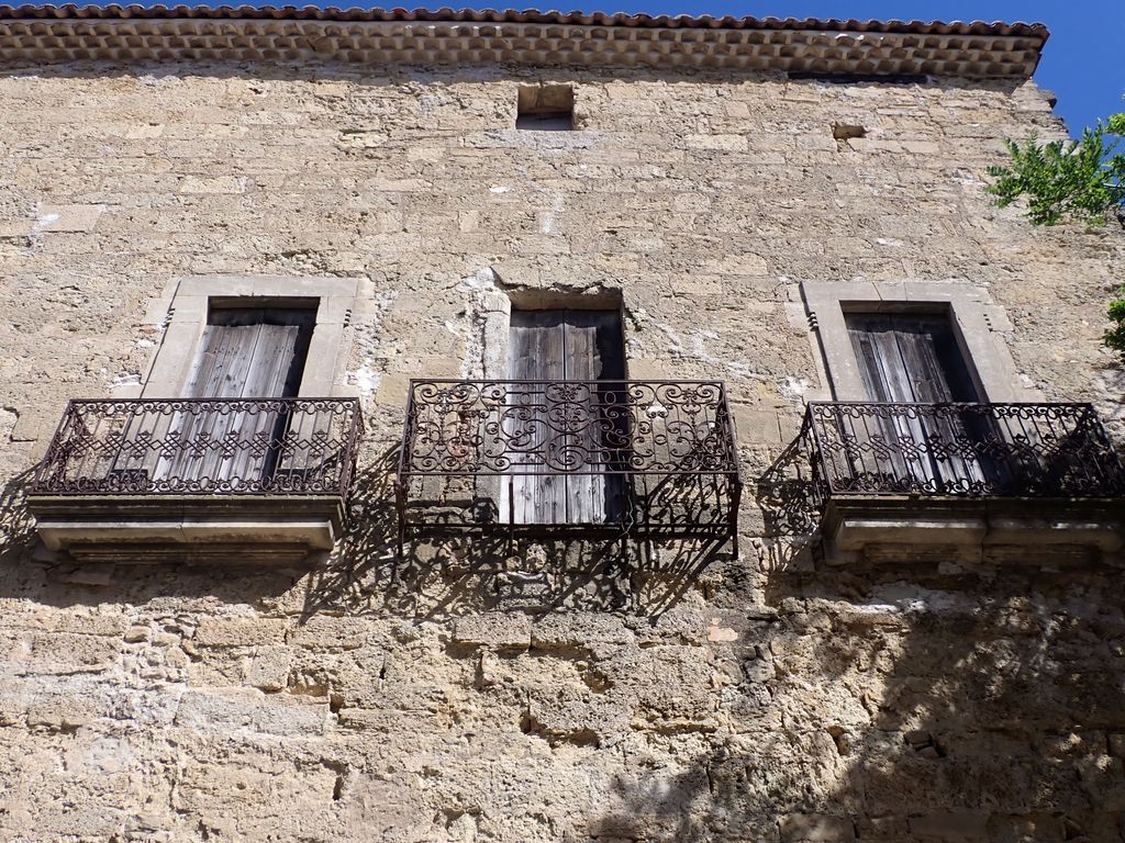Détail sur les fenêtres de la façade sud