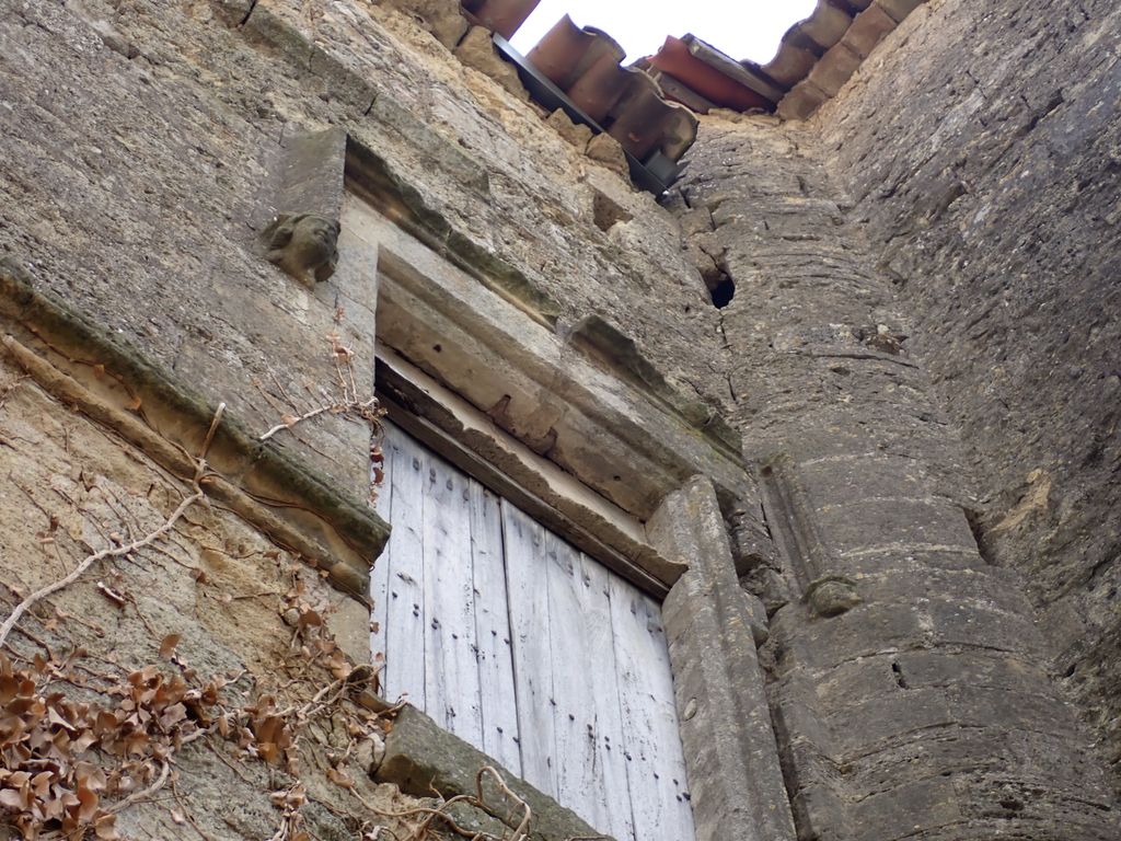Angle nord-est et mur gouttereau nord. Détail fenêtre du premier niveau du mur gouttereau