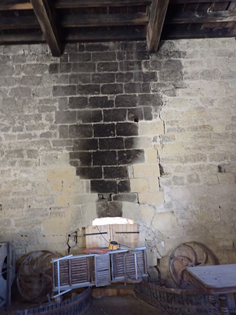 Vestiges d'une cheminée avec marque de tâcheron