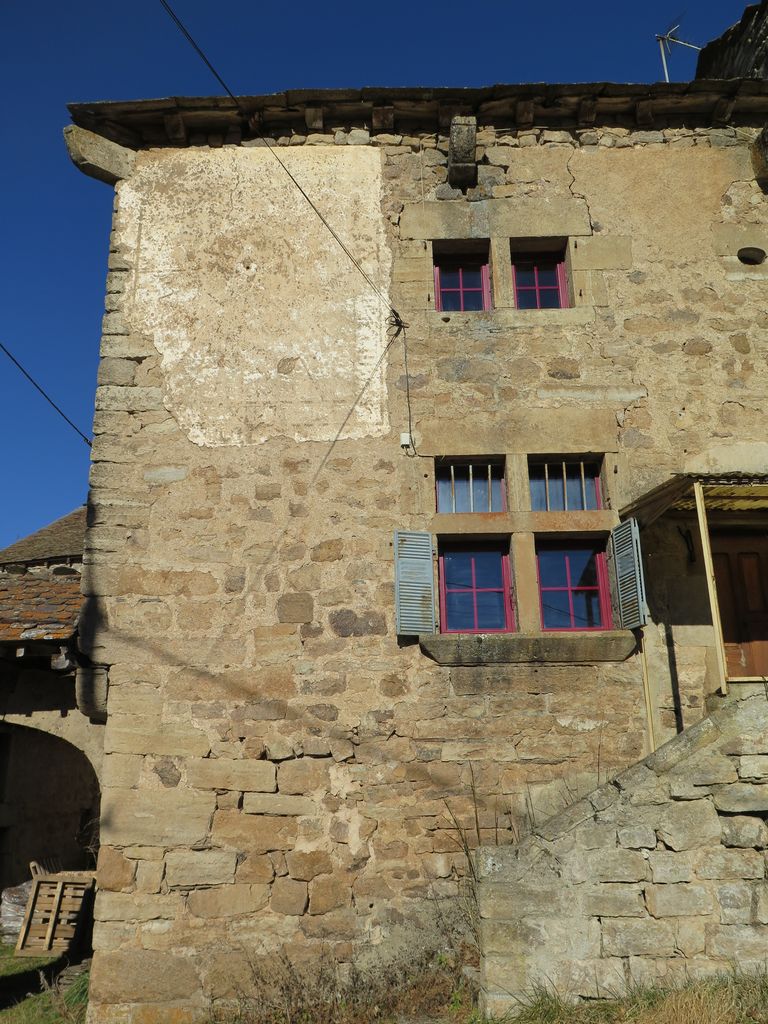 Façade sud : logis principal, cadran solaire