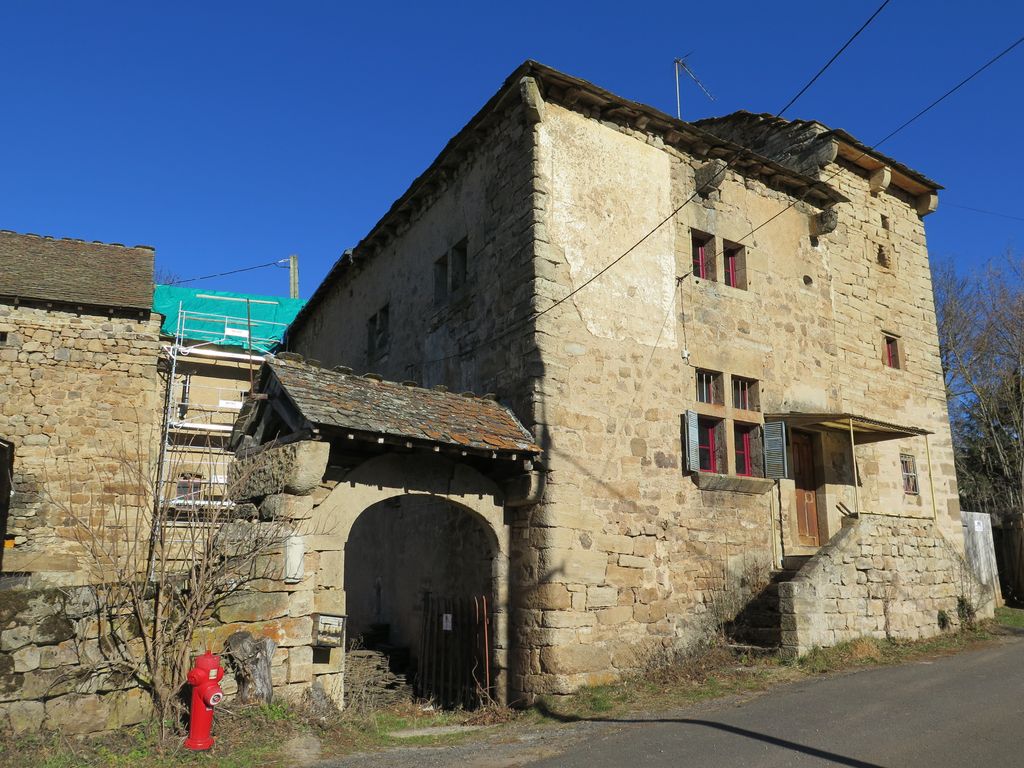 Bâtiment principal et portail sur la cour ouest
