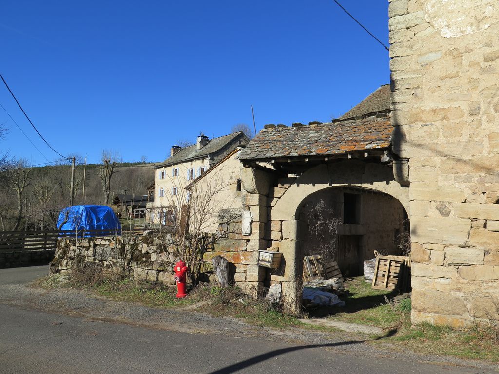 Bâtiment principal et portail sur la cour ouest