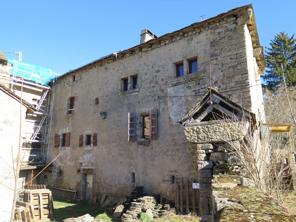 Bâtiment principal et portail sur la cour ouest