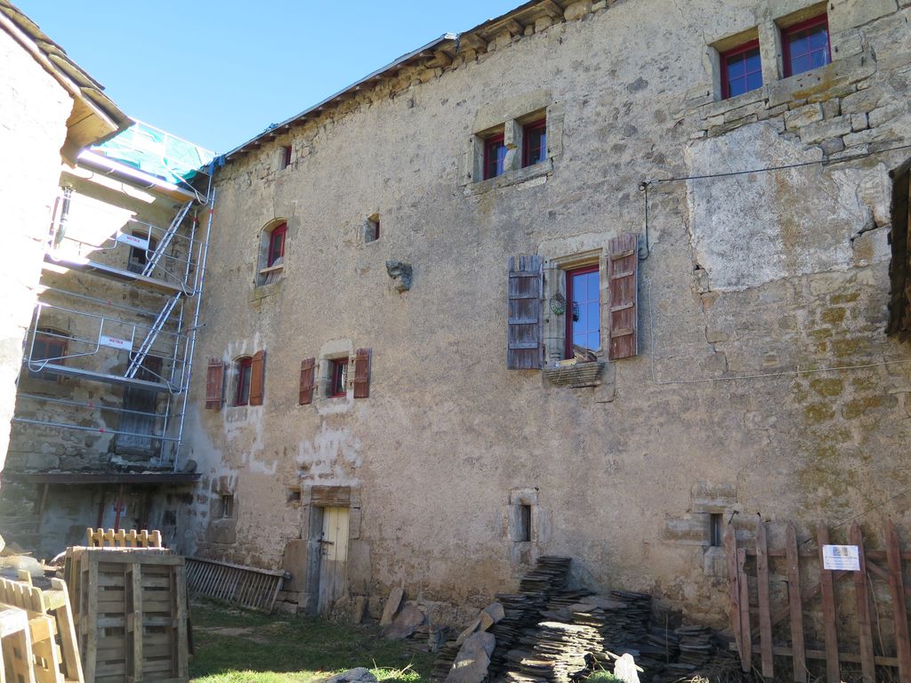 Vue d’ensemble du bâtiment principal donnant sur la cour