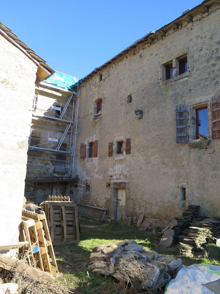 Vue d’ensemble du bâtiment principal donnant sur la cour