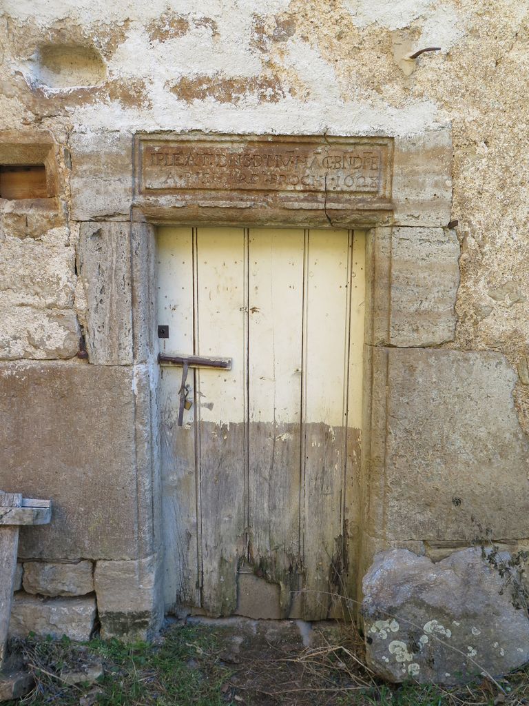 Bâtiment principal, façade sur la cour, porte datée 1628