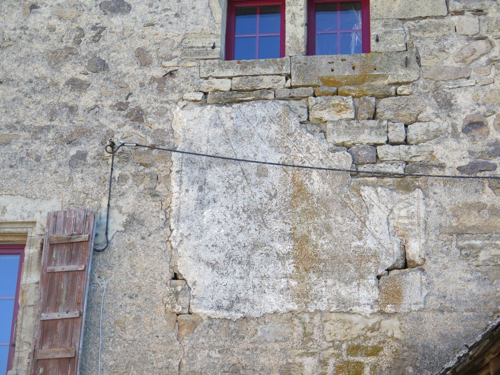  Bâtiment principal, façade ouest, partie sud. Cadran solaire