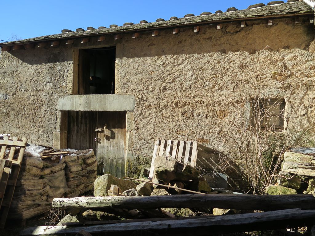 Grange fermant la cour à l’ouest
