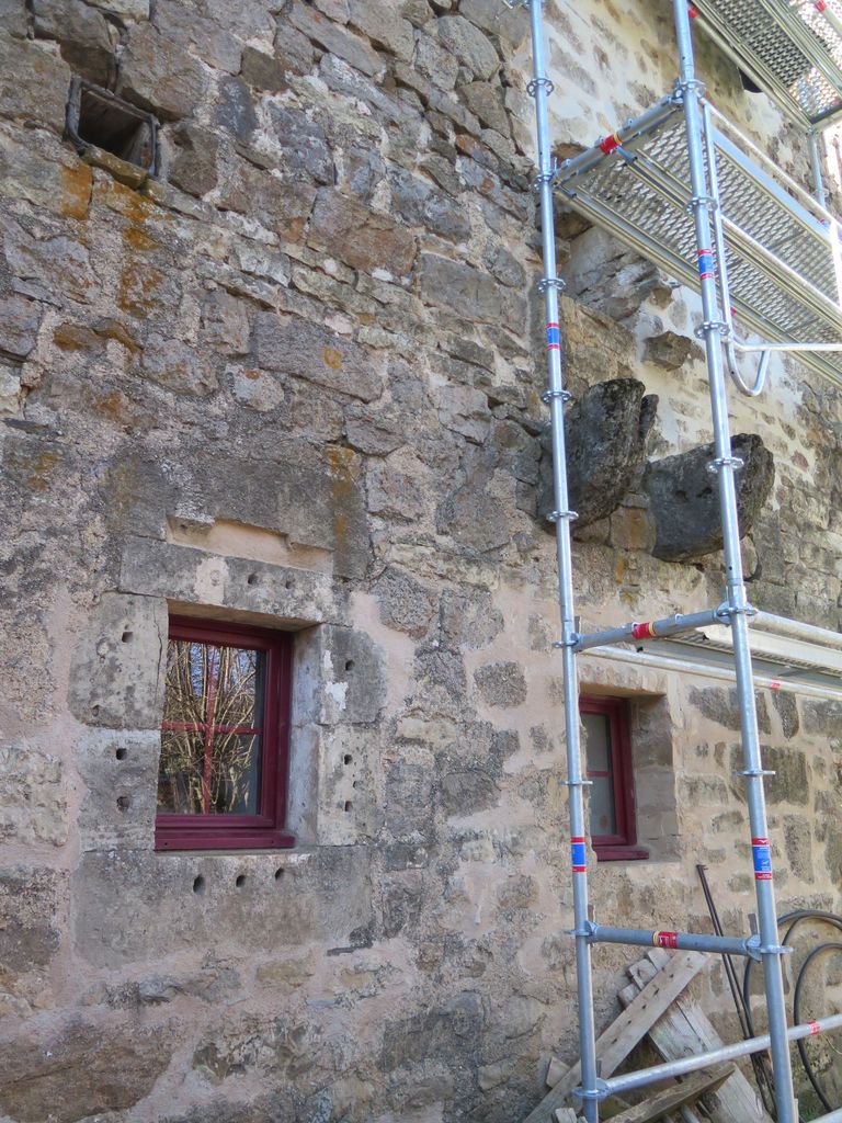 Bâtiment principal, façade est, vestiges de latrines en encorbellement