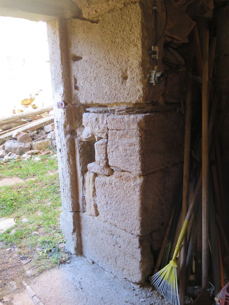 Bâtiment principal, partie nord (curé Richard) : embrasure de la porte au linteau daté, équipée d'un trou de barre