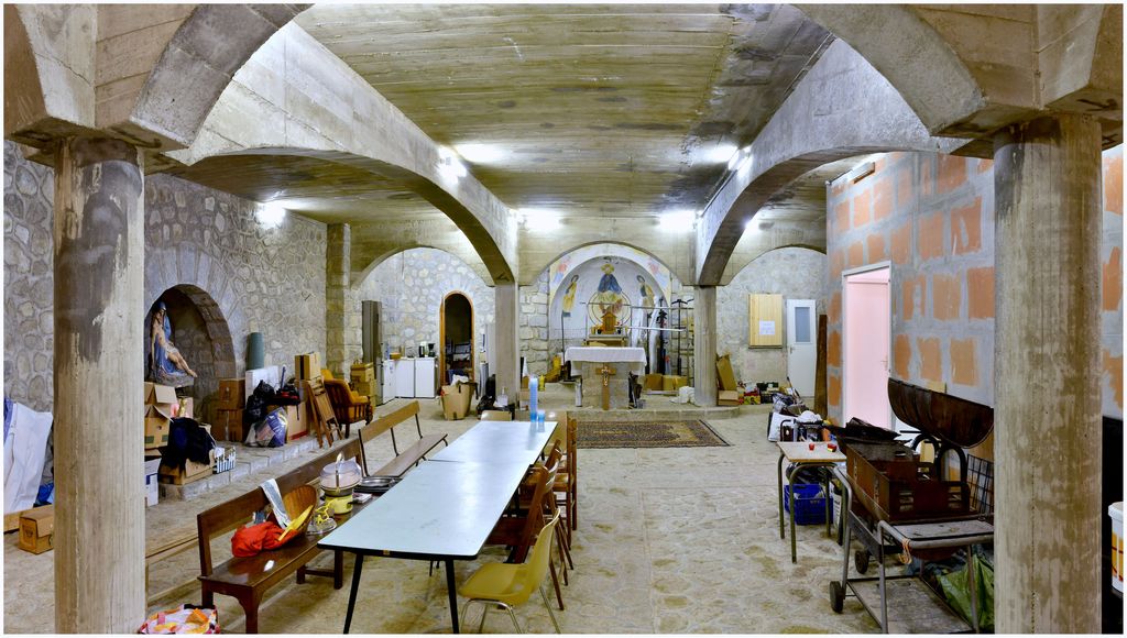 Vue de l’église basse dite crypte, construite en 1952 par Paul Gourguet 