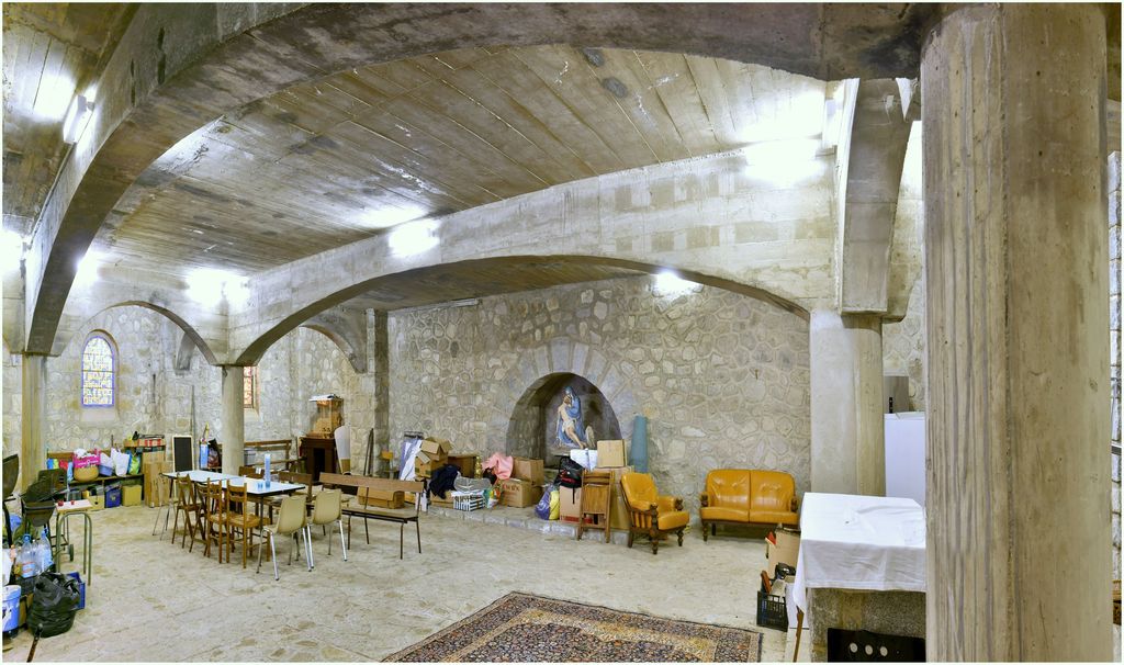 Vue de l’église basse dite crypte, construite en 1952 par Paul Gourguet 