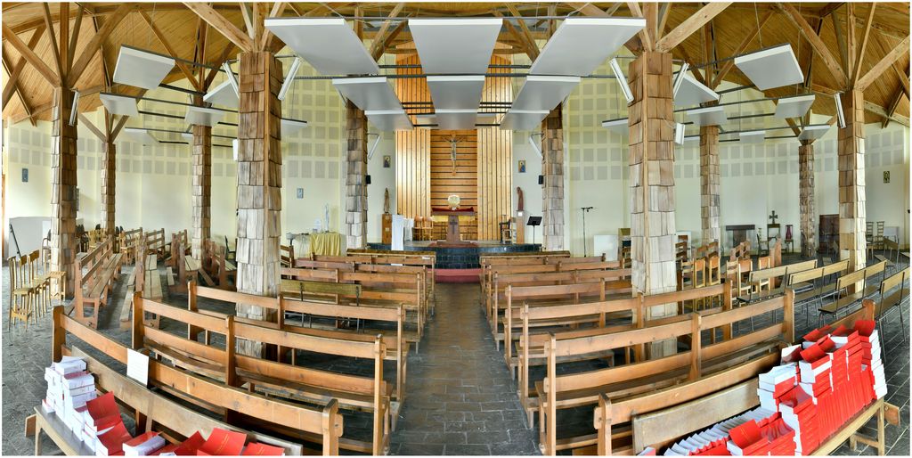 Vue de l’église haute, construite par Joseph Belmont en 1962 : vue d’ensemble vers l’autel