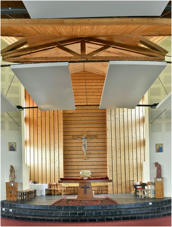 Vue de l’église haute, construite par Joseph Belmont en 1962 : l’espace sacré éclairé par deux baies vitrées latérales.