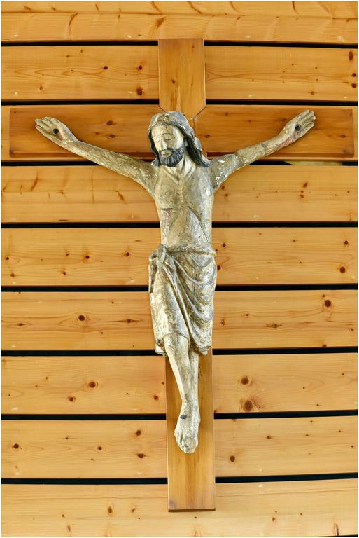 Vue de l’église haute, construite par Joseph Belmont en 1962 : l’espace sacré. Christ en croix de provenance non identifiée