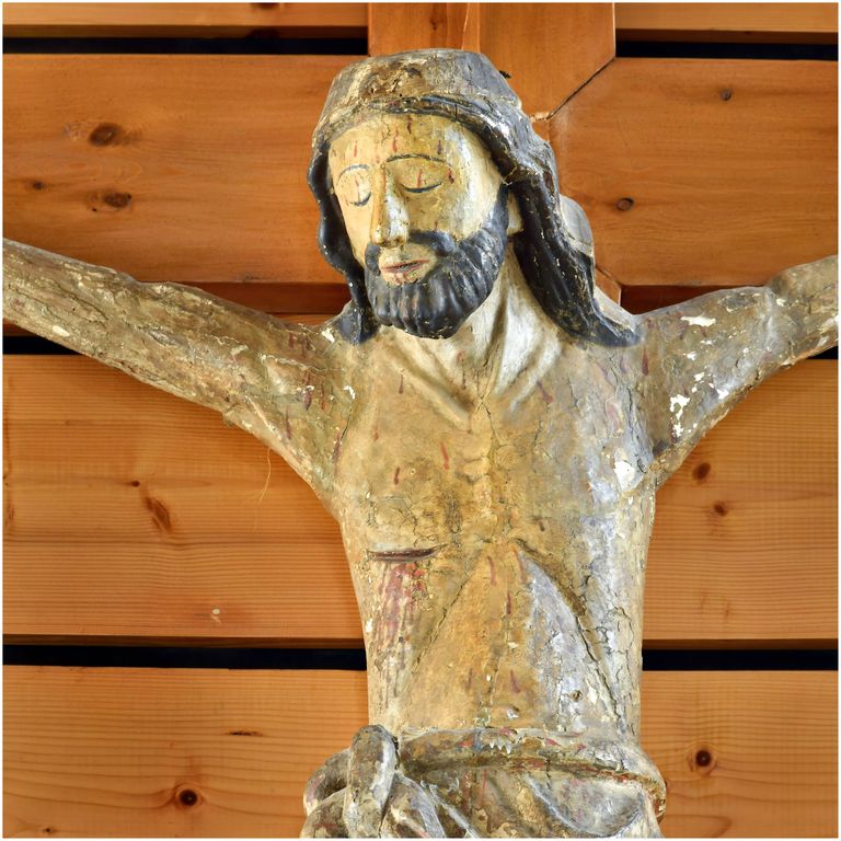 Vue de l’église haute, construite par Joseph Belmont en 1962 : l’espace sacré. Christ en croix de provenance non identifiée
