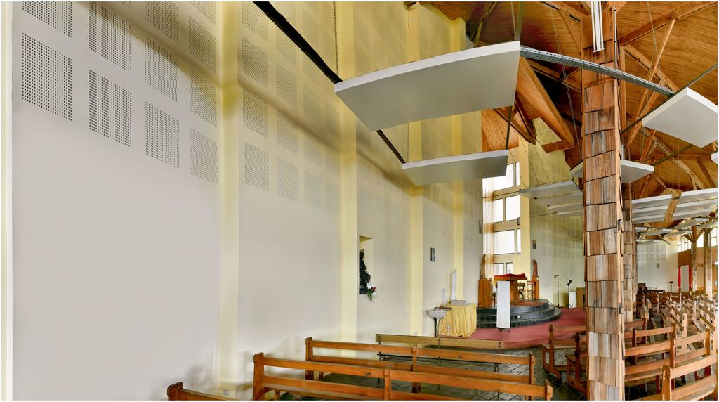 Vue de l’église haute, construite par Joseph Belmont en 1962 : vue latérale vers l’autel