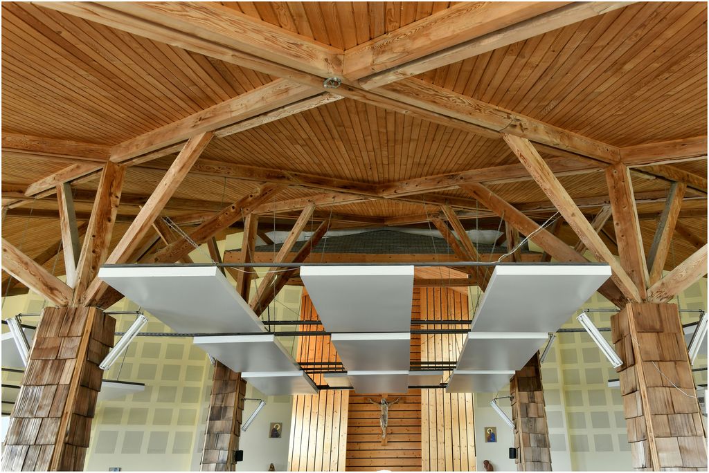 Vue de l’église haute, construite par Joseph Belmont en 1962 : la charpente supportée par 12 piliers en béton habillés de mélèze