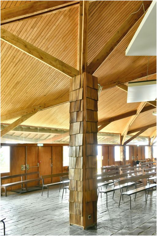 Vue de l’église haute, construite par Joseph Belmont en 1962 : vue d’ensemble vers la galerie extérieure qui ceint l’église