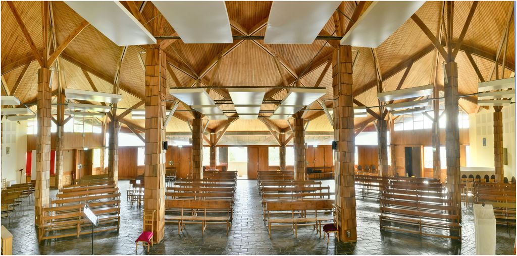 Vue de l’église haute, construite par Joseph Belmont en 1962 : vue d’ensemble depuis l’autel