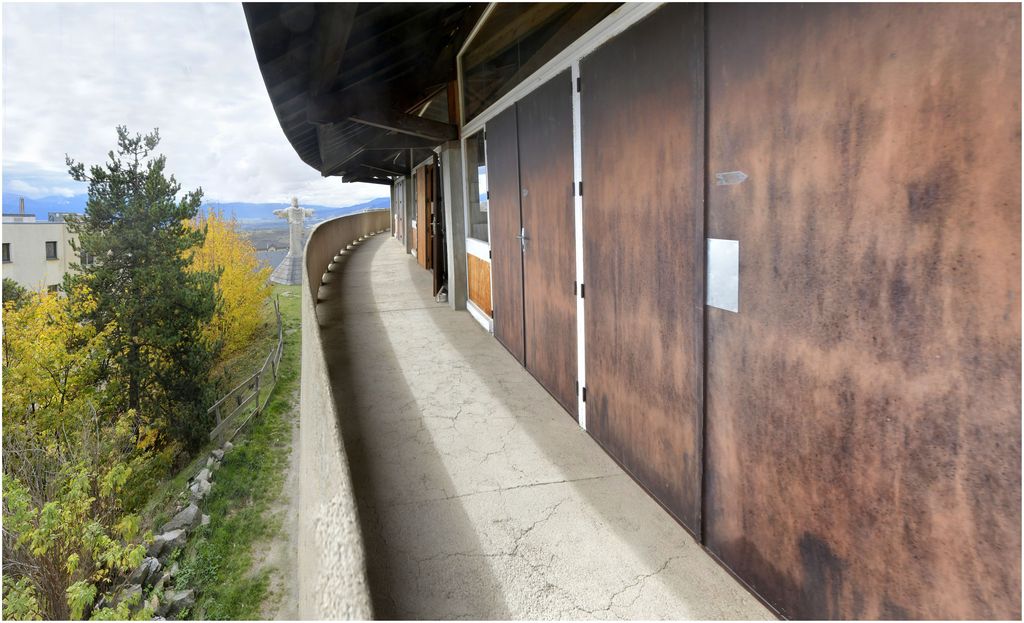 Vue de l’église haute, construite par Joseph Belmont en 1962 : galerie extérieure