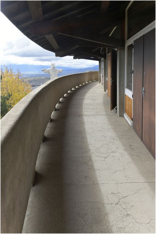 Vue de l’église haute, construite par Joseph Belmont en 1962 : galerie extérieure