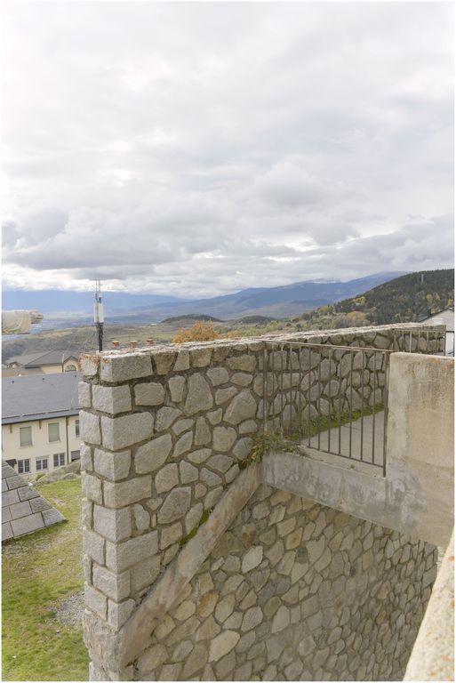 Vue de l’église haute, construite par Joseph Belmont en 1962 : galerie extérieure, escalier déconstruit qui permettait l’accès à l’église haute