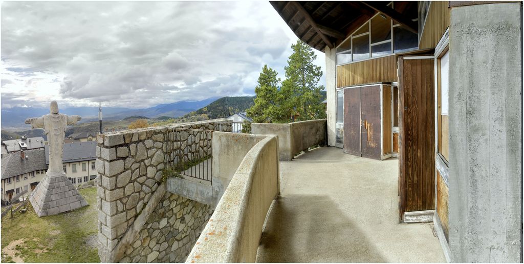 Vue de l’église haute, construite par Joseph Belmont en 1962 : galerie extérieure, escalier déconstruit qui permettait l’accès à l’église haute