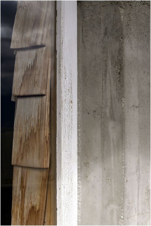 Vue de l’église haute, construite par Joseph Belmont en 1962 : galerie extérieure, détail des la mise en œuvre du béton et des menuiseries