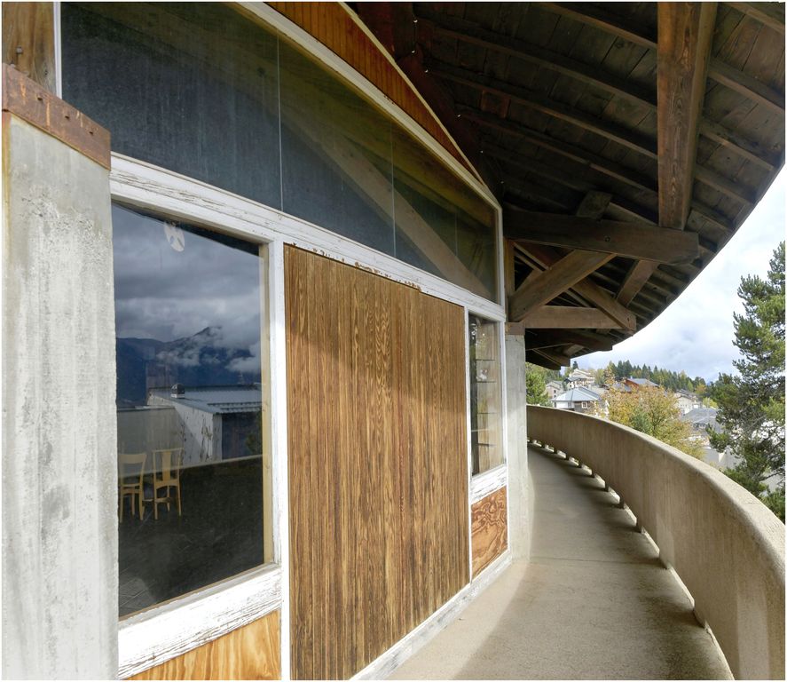 Vue de l’église haute, construite par Joseph Belmont en 1962 : galerie extérieure