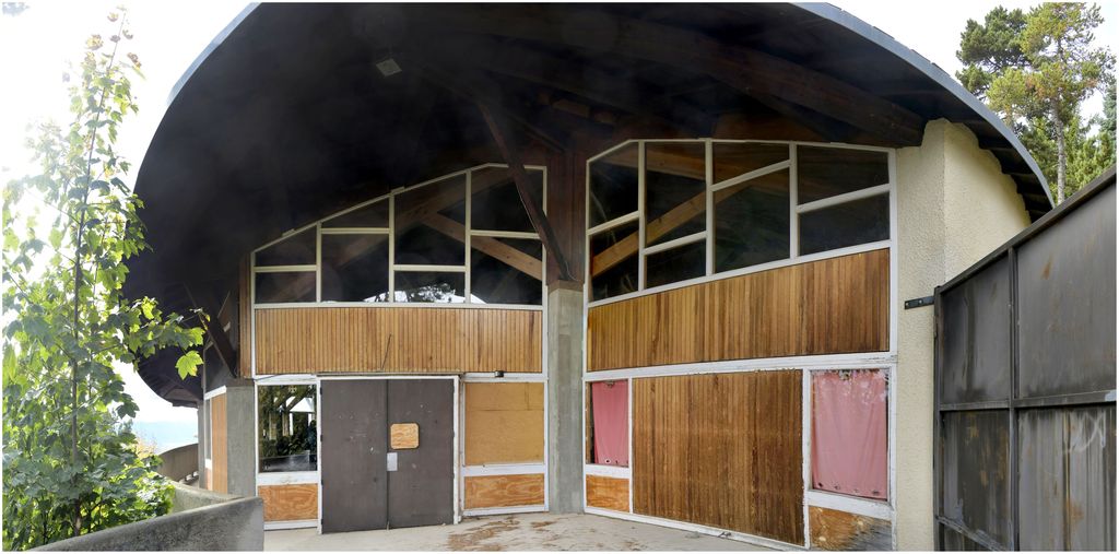 Vue de l’église haute, construite par Joseph Belmont en 1962 : façade de l’église depuis l’accès par le chemin du Grand Hôtel