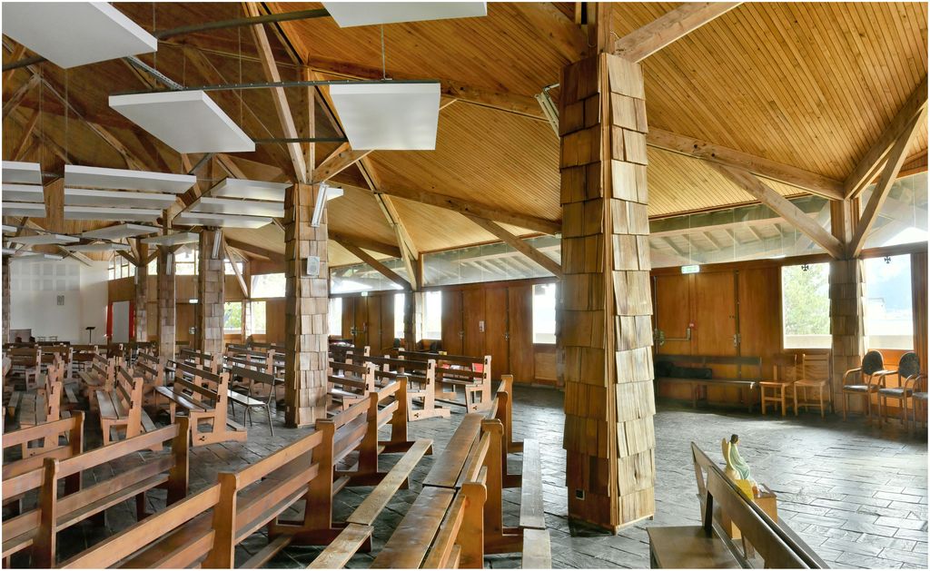 Vue de l’église haute, construite par Joseph Belmont en 1962 : intérieur