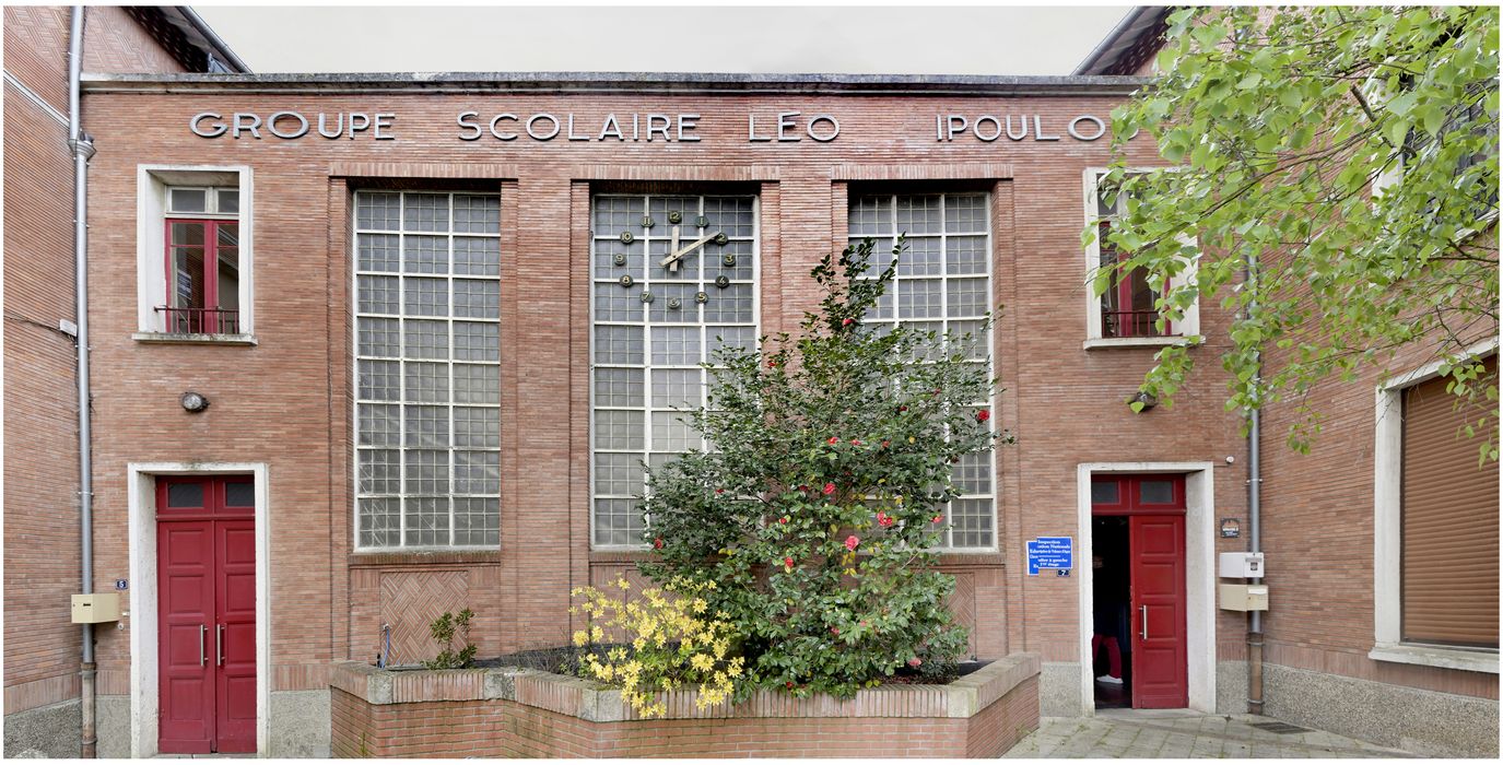 façade nord-est sur la rue de la République